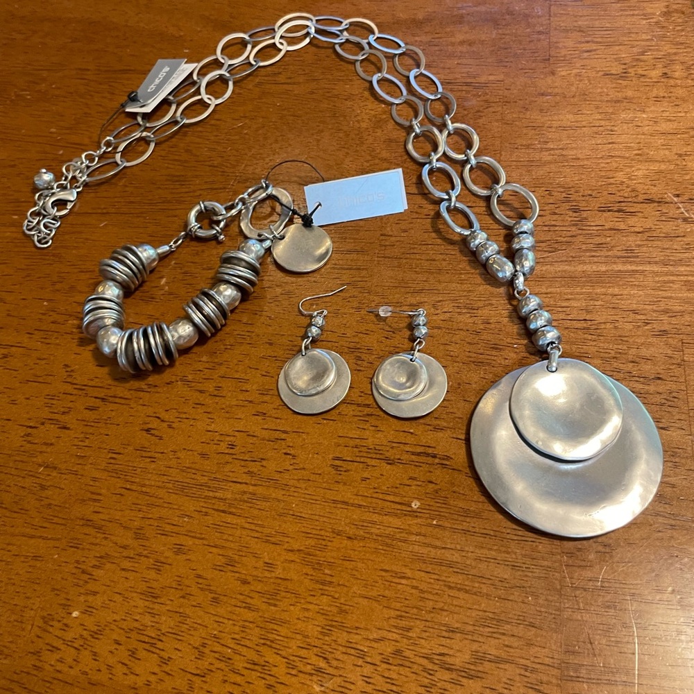 NWT/NWOT Chico's Brushed Silber Disc Necklace Bracelet Earrings